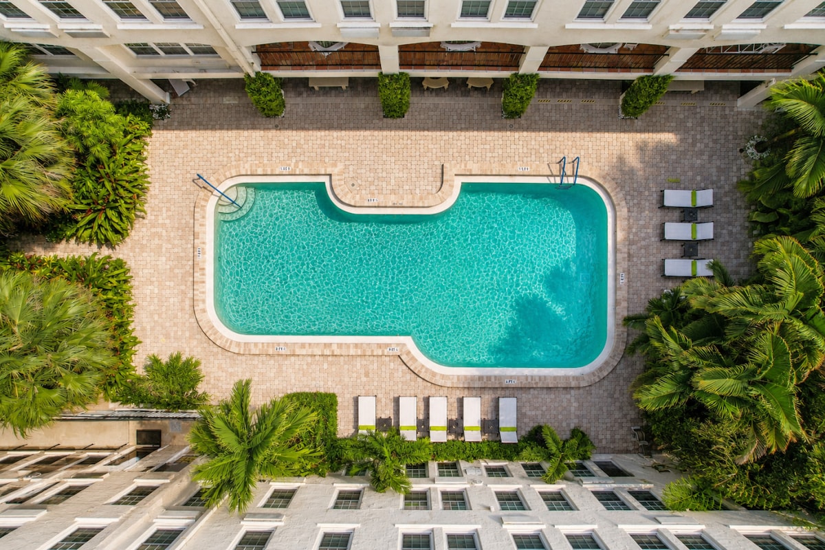 Palm Beach Hotel pool